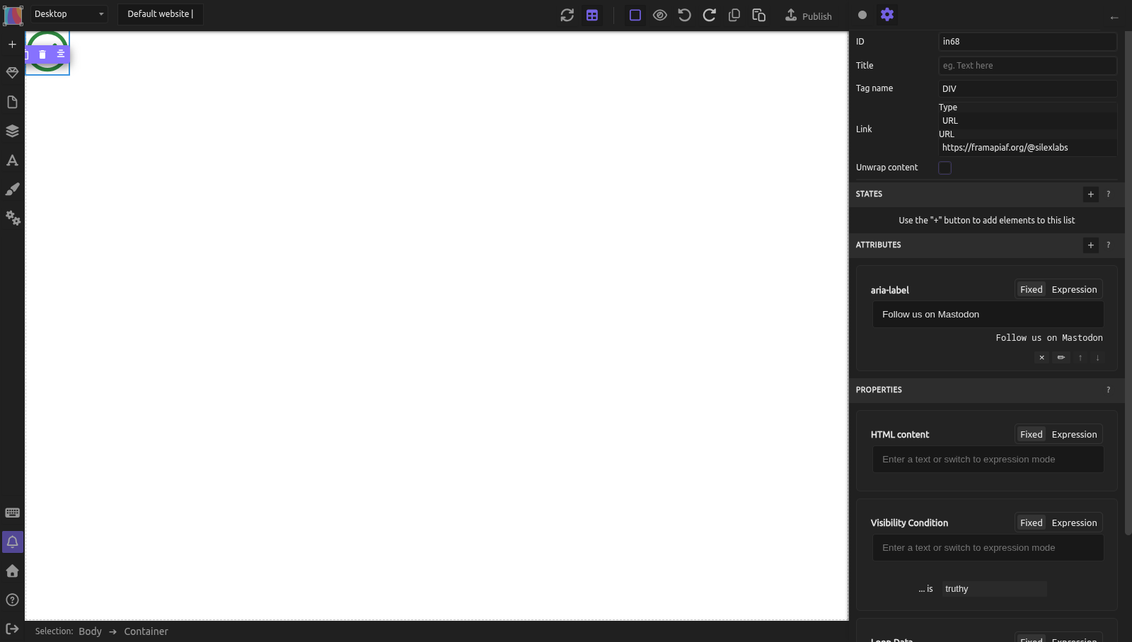 Un lien sélectionné sur le canevas, avec à droite les réglages de l'élément : la section Attributes montre un attribut aria-label avec la valeur fixe Follow us on Mastodon
